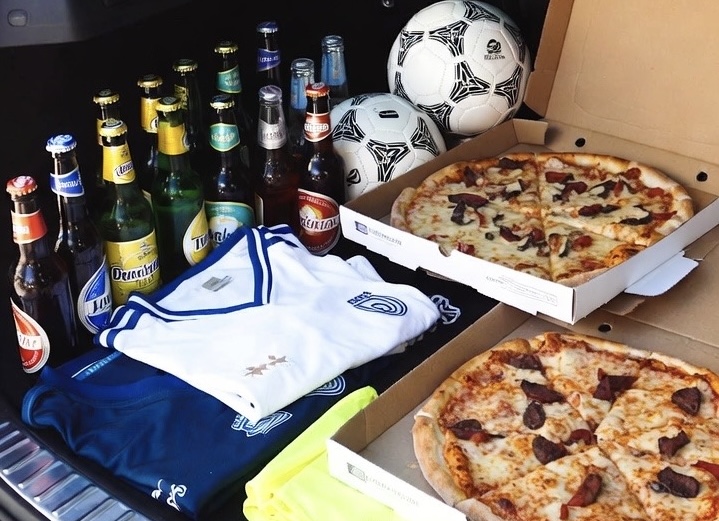 Mochila de organizador de fútbol: cervezas, balones, camisetas y pizzas